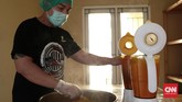 Usai itu, hasil sementara disaring dan didiamkan dalam satu wadah. Sebelum kemudian dimasukkan ke dalam botol-botol dan siap untuk dijajakan. (CNN Indonesia/Andry Novelino)