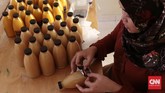 Jika melacak rekam jejak sejarahnya, jamu di Indonesia telah pula diproduksi pabrik-pabrik jamu besar seperti Jamu Air Mancur, Nyonya Meneer atau Djamu Djago, dan dijual di berbagai toko obat dalam kemasan sachet. Kini, publik bisa memperolehnya dengan cara membeli secara online.(CNN Indonesia/Andry Novelino)
