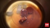Sebagai pemanis, bisa tambahkan gula jawa dan gula batu yang dimasak untuk dicampur bersama racikan jamu, seperti beras kencur, temu lawak, kunyit asem dan lainnya. Gula alami penting, karena jamu tak menggunakan pemanis buatan, demi alasan kesehatan. (CNN Indonesia/Andry Novelino)