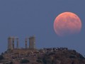 Indahnya Gerhana Bulan Parsial di Kuil Kuno Yunani