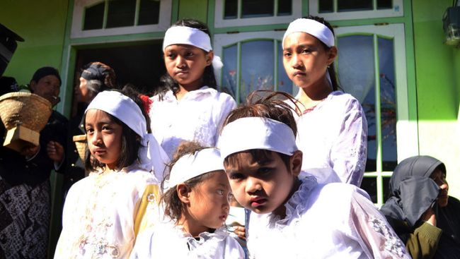 Ritual Potong Rambut Gimbal Tutup Festival Dieng 2017
