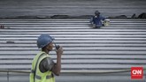 Menpora Imam Nahrawi meninjau mengatakan, pengerjaan paling bagus dari SUGBK saat ini adalah lampu, sound system, kursi, solar panel, dan akses untuk para difabilitas. (CNN Indonesia/ Hesti Rika)