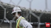 Menpora Imam Nahrawi meninjau perkembangan proyek renovasi Stadion Utama Gelora Bung Karno, Jakarta, (8/8). Stadion terbesar di Indonesia ini masih dalam proses renovasi untuk Asian Games 2018 yang ditargetkan rampung pada Oktober 2017 mendatang. (CNN Indonesia/Hesti Rika)