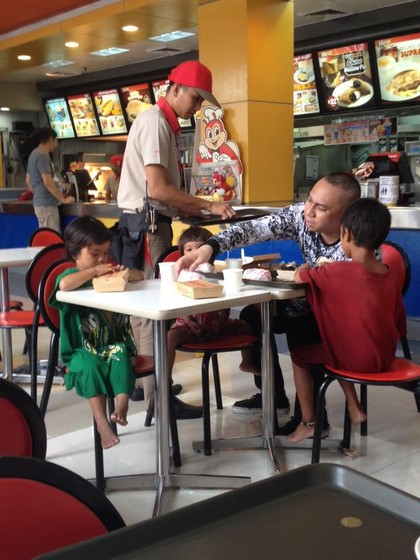 Viral, Kisah Haru Pria yang Beri Makan 3 Anak Pengemis Viral, Kisah Haru Pria yang Beri Makan 3 Anak Pengemis