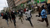 Kerusuhan pecah hingga menewaskan lima orang di berbagai penjuru Kenya tak lama setelah pemilihan umum presiden digelar pada Selasa (8/8). (Reuters/Thomas Mukoya)