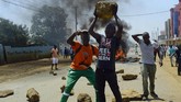 Di Tana River, polisi melaporkan ada lima pria bersenjata pisau menyerang pos pemungutan suara dan menikam saru orang hingga tewas. (AFP Photo/Kevin Midigo)