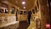 Nekobasu alis bus kucing dalam film My Neighbor Totoro di The World of Ghibli Jakarta bisa dimasuki pengunjung. Bus berbulu itu bertuliskan Jakarta sebagai kota tujuan, di depannya. (CNNIndonesia/Safir Makki)