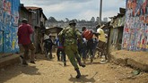 Sementara itu, di kampung halaman Odinga di Kisumu, polisi sampai menggunakan gas air mata dan melepaskan tembakan ke arah pendukung sang pemimpin oposisi. (AFP Photo/Carl De Souza)