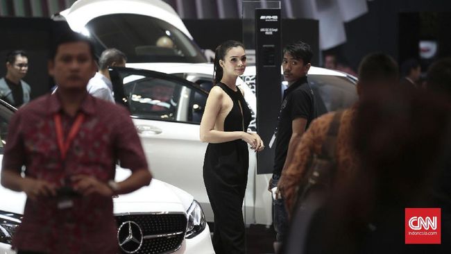 Senyum Palsu 'Usher' di Pameran Otomotif