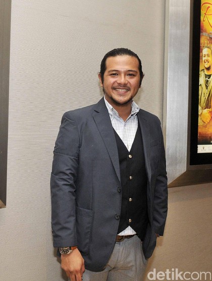 Foto 10 Penampilan Keren Artis Pria Saat Berambut Gondrong Foto 10 Penampilan Keren Artis Pria Saat Berambut Gondrong