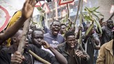 Para pendukung Odinga pun mengamuk di berbagai penjuru negara. Setidaknya dua orang ditembak mati di Nairobi. Polisi mengatakan, dua orang itu memanfaatkan situasi ricuh untuk menjarah. (AFP Photo/Luis Tato)