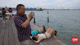 Aktivitas yang dilakukan pengunjung Lim Jetty juga menarik untuk diabadikan dalam konsep street photography (jalanan).