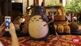 Pameran Studio Ghibli terbesar di dunia, The World of Ghibli Jakarta sudah dapat disaksikan mulai hari ini (10/8) hingga 17 September mendatang. Ikon Studio Ghibli, Totoro dan Neko Bus siap menyambut pengunjung dengan bulu-bulunya yang lembut. (CNNIndonesia/Safir Makki)