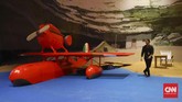 Instalasi ini merupakan replika pesawat dalam film Porco Rosso (1992) yang berlatar Italia. Porco Rosso merupakan pejuang veteran di Perang Dunia I yang berubah menjadi babi. (CNNIndonesia/Safir Makki)