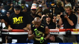 FOTO: Mayweather Unjuk Kekuatan Jelang Lawan McGregor