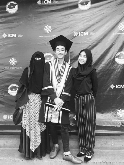 Ini Penampilan Ummi Pipik Bercadar Saat Hadiri Wisuda Putranya Ini Penampilan Ummi Pipik Bercadar Saat Hadiri Wisuda Putranya