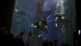 Sejumlah putri duyung menyapa dan berpose di hadapan pengunjung di Sao Paulo Aquarium pada awal Juni 2017. Profesi Putri Duyung satu di antara yang unik dan makin diminati kini di Brazil. (Foto/REUTERS/Pilar Olivares)