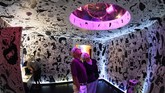 Hal pertama yang akan dilihat pengunjung pameran yang dikenal dengan Eternal Return ini adalah rumah dua lantai bergaya Victorian milik keluarga Selig. (AFP PHOTO/Mark Ralston)