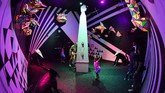 Para pengunjung pameran akan disuguhkan nuansa dekorasi ruangan yang unik dan tidak biasa dengan tema berbeda-beda layaknya berada di dimensi dunia lain. (AFP PHOTO/Mark Ralston)