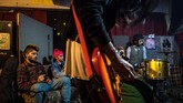 Meski begitu, para pekerja seni di dalamnya tidak terpengaruh. Mereka mengaku tidak takut ‘dijual,’ karena ikatannya lebih kuat dari sekadar semen warna-warni berlantai 13. (AFP PHOTO / NELSON ALMEIDA)