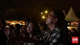 Pengunjung pun asyik mengikuti alunan dan dentuman musik yang disuguhkan para musisi yang tampil.