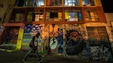 Bangunan bertingkat 13 dengan dinding warna-warni di Ouvidor Street 63, Sao Paulo, Brasil itu punya ratusan penghuni. Menariknya, mereka semua adalah pekerja seni. (AFP PHOTO / NELSON ALMEIDA)