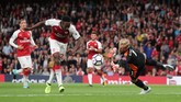 Babak pertama berakhir imbang setelah Danny Welbeck membobol gawang Leicester City yang dikawal Kasper Schmeichel saat injury time babak pertama setelah menerima umpan tarik Sead Kolasinac. (REUTERS/Eddie Keogh)