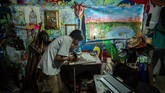 Mereka seperti gangster. Seniman grafiti, musisi, pemain sirkus, sampai pelukis hidup bersama tanpa pemimpin. Segala kebutuhan mereka didiskusikan di rapat mingguan yang digelar di tiap lantai. Keputusannya lalu diajukan ke majelis untuk dipilih bersama. (AFP PHOTO / NELSON ALMEIDA)