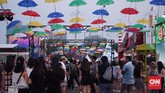 Sejumlah pengunjung telah memadati area-area pertunjukan sejak sore hari, sembari mengabadikan potret suasana dan diri mereka.