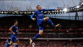 Keunggulan Arsenal tidak berlangsung lama. Bahkan Leicester City berhasil berbalik unggul lewat gol Shinji Okazaki (5') dan Jamie Vardy (29'). (Reuters/Paul Childs)