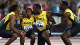 'Manusia Tercepat di Dunia' Usain Bolt (kedua dari kanan) mengakhiri karier dengan antiklimaks setelah gagal finis pada final 4x100 meter pada Kejuaraan Dunia Atletik di London, 12 Agustus. Sebelumnya Bolt juga kalah di nomor 100 meter. (REUTERS/Phil Noble)