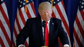 Netizen Ejek Patung Jelek Trump di Walt Disney World