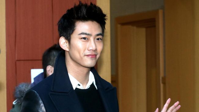 Usai Rayakan 9 Tahun '2PM,' Taecyeon Diam-Diam Wajib Militer