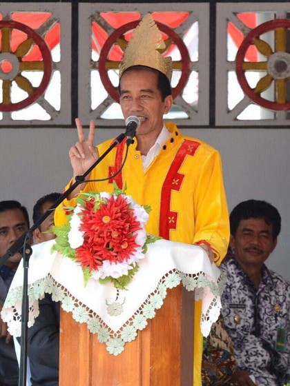 Foto 10 Gaya Presiden Jokowi  Pakai Baju  Daerah Indonesia 