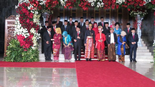 Foto Jokowi Pakai Baju Adat Bugis Iriana Cantik Jadi Foto Jokowi Pakai Baju Adat Bugis Iriana Cantik Jadi