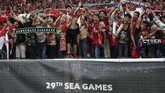 Bermain di Stadion Shah Alam, Selangor, Malaysia, Kamis (17/8) malam, Timnas Indonesia U-22 mendapat dukungan ribuan suporter ketika melawan timnas Filipina. (ANTARA FOTO/Wahyu Putro A)