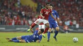 Winger Timnas Indonesia U-22 Yabes Roni (22) berebut bola dengan pesepakbola Filipina U-22 Joshua Jake. Gol ketiga Indonesia dicetak Saddil Ramdani di babak kedua. (ANTARA FOTO/Wahyu Putro A)