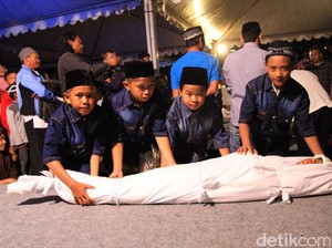 Hukum Mencium Jenazah dalam Islam, Bolehkah?