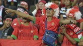 Dukungan penuh suporter membuat Timnas Indonesia U-22 terus termotivasi ketika melawan Filipina. Di babak pertama Indonesia menambah satu gol melalui Muhammad Hargianto pada saat injury time. (ANTARA FOTO/Wahyu Putro A)