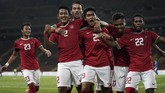 Para pemain Timnas Indonesia U-22 merayakan gol Septian David Maulana (ketiga dari kanan) ketika melawan Filipina. Septian David sudah mencetak dua gol dan satu assist di SEA Games 2017. (ANTARA FOTO/Wahyu Putro A)