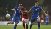 Pesepakbola Timnas Indonesia U-22 Yabes Roni (tengah) berusaha lepas dari kawalan pemain timnas Filipina U-22 Junell Mark Bautista (kiri) dan Joshua Crommen. Indonesia selanjutnya akan menghadapi Timor Leste, Minggu (20/8). (ANTARA FOTO/Wahyu Putro A)