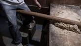 Bukan hanya mi yang berasal dari jaringan restoran besar, tapi mi-mie yang masih diolah tradisional seperti menggunakan bambu ini juga banyak diserbu pelanggan. (AFP PHOTO / Dale DE LA REY)