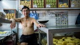Hanya saja, kini muncul kecemasan. Gentrifikasi lingkungan-lingkungan tradisional Hong Kong sempat memunculkan isu bisnis restoran mi skala kecil akan terpengaruh. (AFP PHOTO / Isaac LAWRENCE)