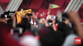 Selain berusaha memanjat batang pohon pinang, warga juga dapat menikmati alunan lagu dangdut dari Grup Soneta dan raja dangdut Rhoma Irama (CNN Indonesia/Andry Novelino)