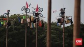 Warga berlomba-lomba di ajang panjat pinang kolosal di Pantai Carnaval Ancol, Jakarta, Kamis 17 Agustus 2017. Panitia menyiapkan 172 batang pohon pinang yang digantung hadiah dengan total Rp1,5 juta untuk merayakan HUT ke-72 RI. (CNN Indonesia/Andry Novelino)