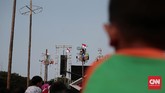 Panjat pinang bukan satu-satunya tradisi yang identk dengan 17-an. Permainan seperti memasukkan paku ke botol, lomba makan kerupuk, hingga lomba bakiak pun sering digelar ketika merayakan kemerdekaan Indonesia. (CNN Indonesia/Andry Novelino)