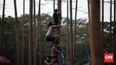 Seorang pemanjat pinang memang hanya bisa mencapai puncak dengan menggunakan bahu orang lain. Inilah perwujudan filosofi gotong royong panjat pinang. (CNN Indonesia/Andry Novelino)