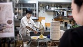 Lau Fat-cheong adalah salah seorang dari segelinting pembuat mi tradisional di Hong Kong. Racikan mi pada restorannya dibuat oleh kakeknya pada 1940-an. (AFP PHOTO / Dale DE LA REY)