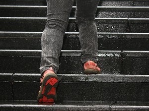 Naik Turun Tangga Bisa Dapat Pahala Lho, Begini Caranya