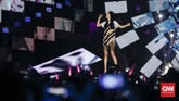 Insiden jatuhnya Taeyeon sempat menimbulkan isu batalnya anggota SNSD itu tampil di Countdown Asian Games 2018. Namun kemunculan Taeyeon di panggung Monas mementahkan kabar tersebut. (CNNIndonesia/Adhi Wicaksono)